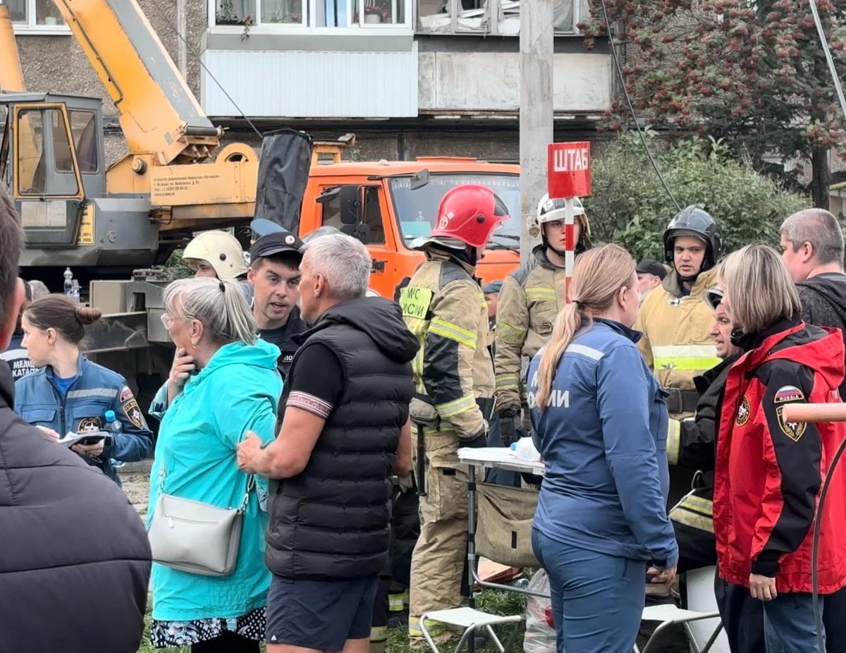 Родственники находящихся под завалами людей и сотрудники полиции и МЧС. Фото: Иван Жилин / «Новая газета»