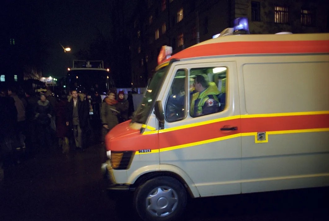 Автомобили скорой помощи у здания Театрального центра, 2002 год. Фото: РИА Новости