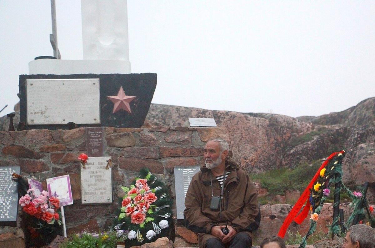 Михаил Орешета у памятника капитану А. Юневичу. Фото: соцсети