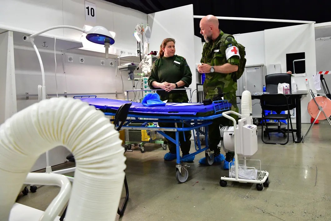 Шведские военврачи готовят полевой госпиталь. Фото: Reuters