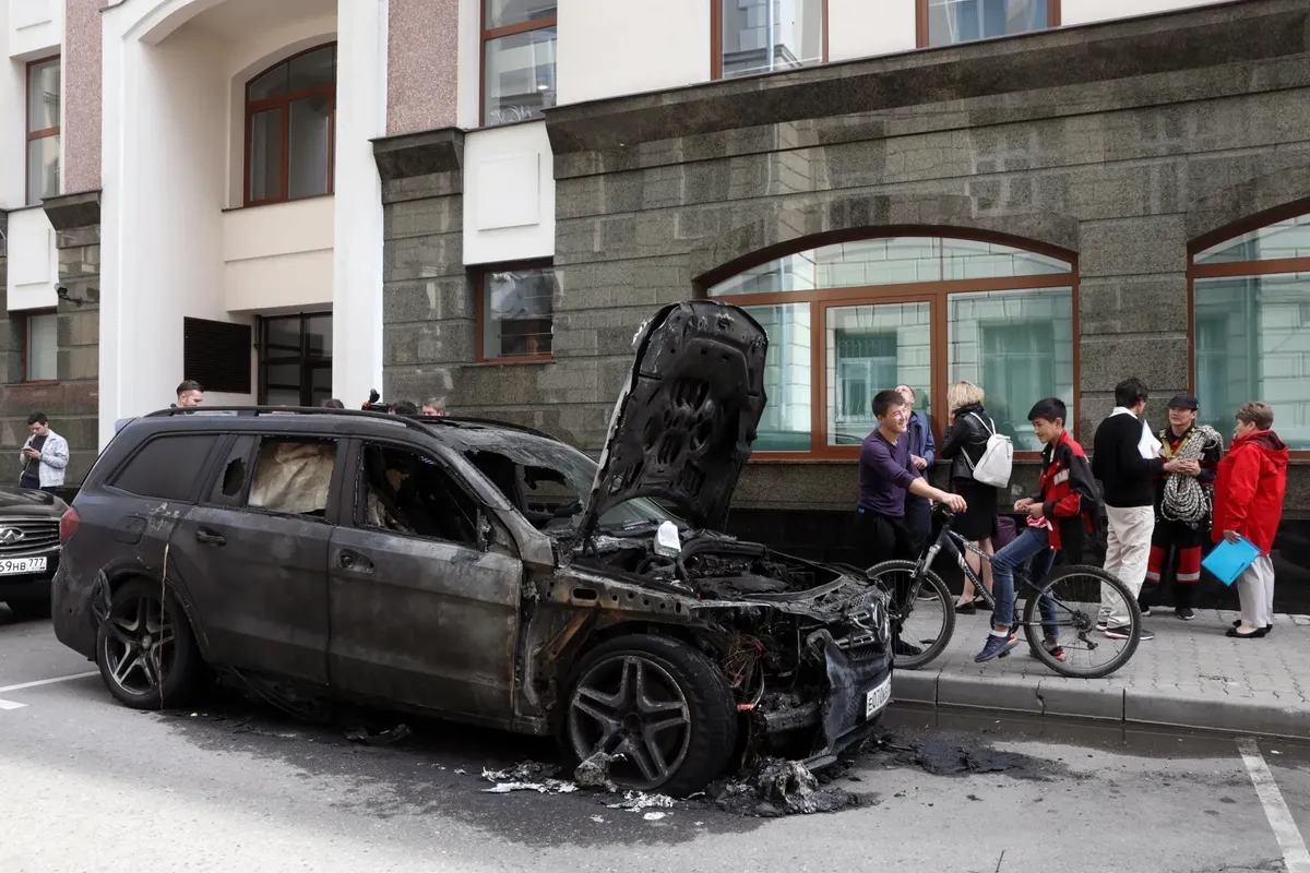 Противопоставлять себя общественности — глупо». Мэрия Москвы согласовала  табличку на доме Немцова — Новая газета