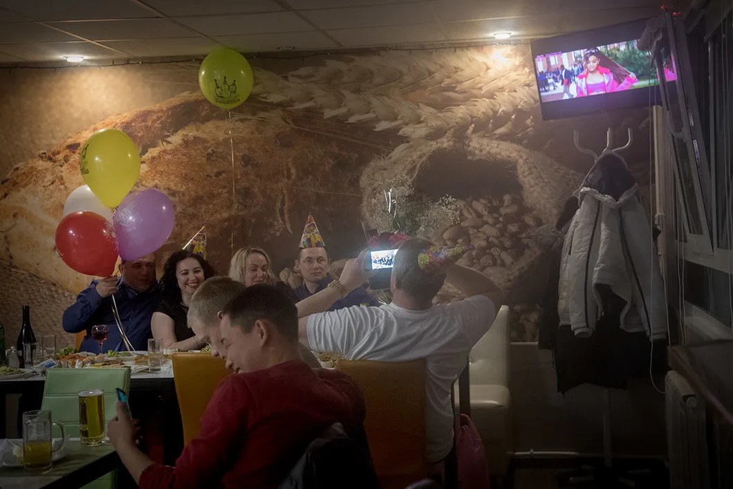 У жителей Южно-Курильска не так много вариантов, чтобы отметить торжественное событие, поэтому по выходным в кафе «1+1» никогда нет мест. Фото: Анна Артемьева / «Новая»