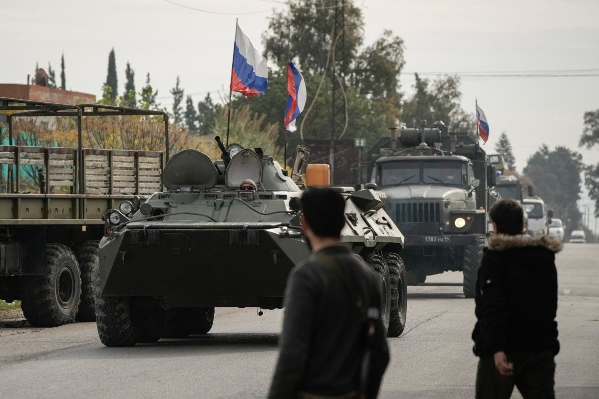 16 декабря 2024 года. Российская бронетехникой возле авиабазы Хмеймим. Фото: AP / TASS