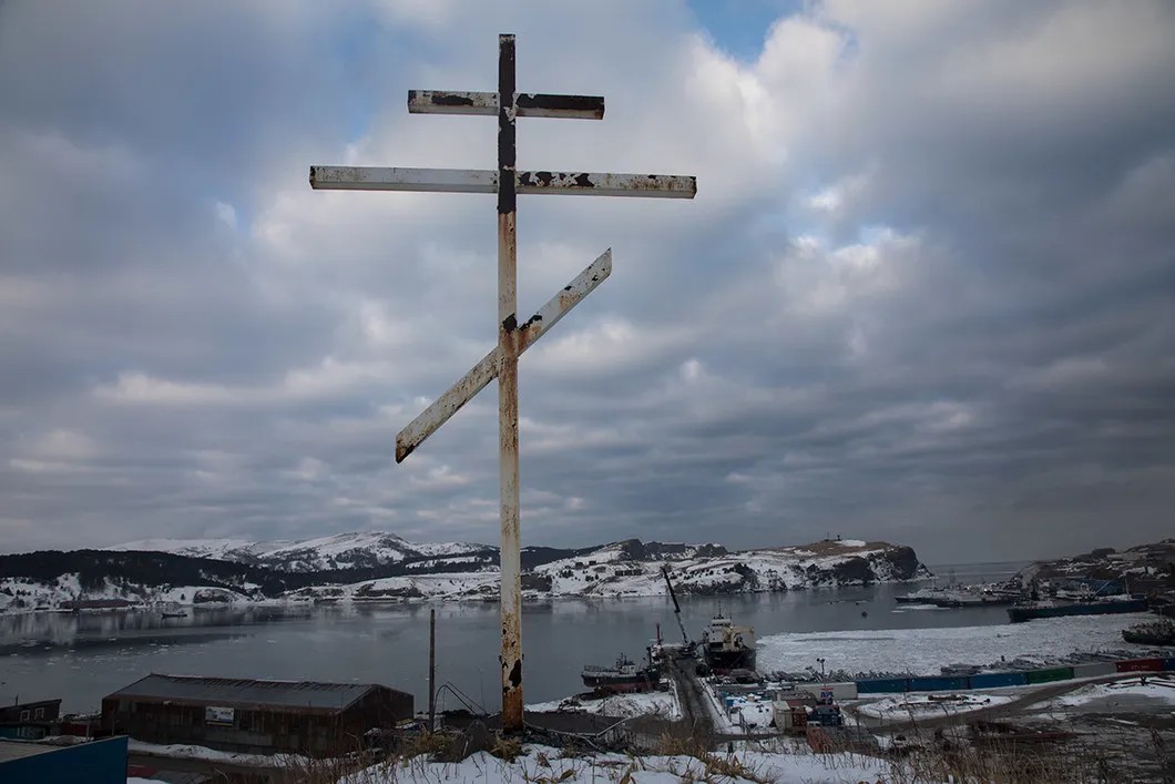 Православный крест в Малокурильском. Фото: Анна Артемьева/ «Новая газета»