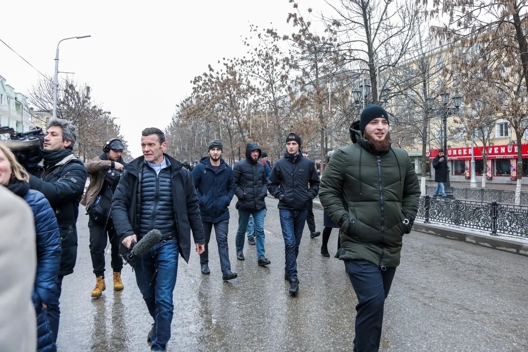 Группа молодых людей, оскорблявших Ксению Собчак на проспекте Путина в Грозном. Фото предоставлено штабом Собчак