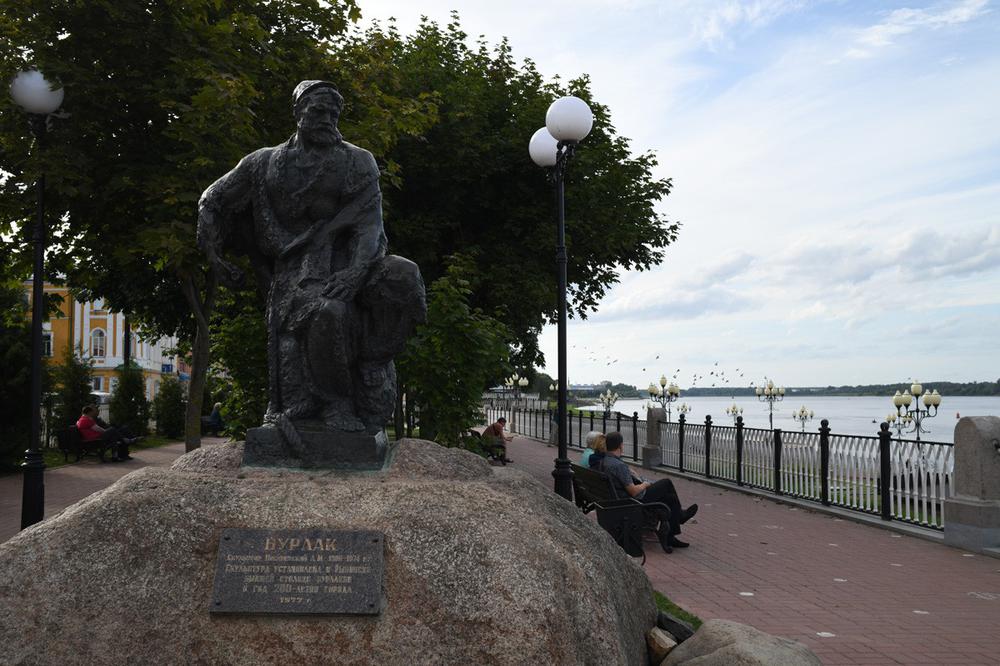 Памятник бурлаку на набережной. Фото: Светлана Виданова / «Новая газета»