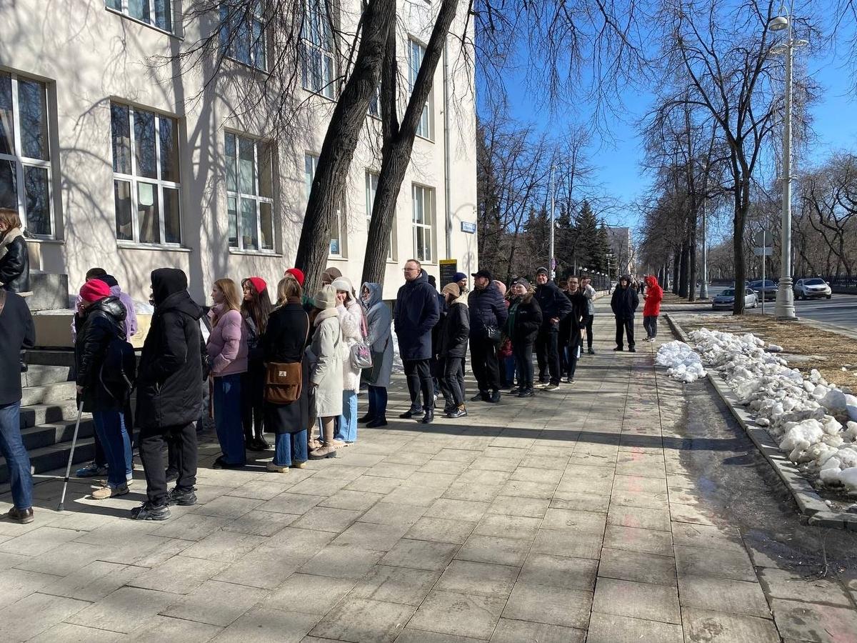 Екатеринбург. Очереди на избирательный участок в полдень. Фото: соцсети