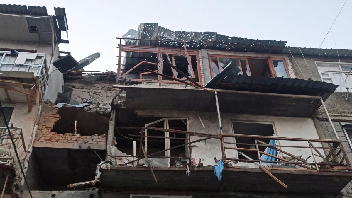 Результат обстрела одного из жилых домов в Степанакерте во время боевых действий 19.09.2023 г. Фото: Евгения Енгибарян