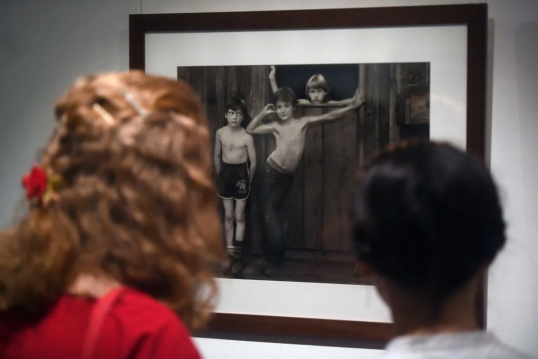 Посетители на выставке «Без смущения», закрытой после требования проверки на предмет детской порнографии. Фото: РИА Новости