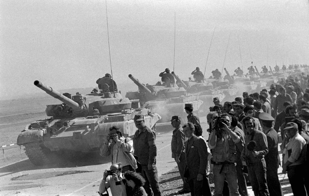 Колонна советских танкистов возвращается на Родину. Фото Георгий Надеждин / ТАСС