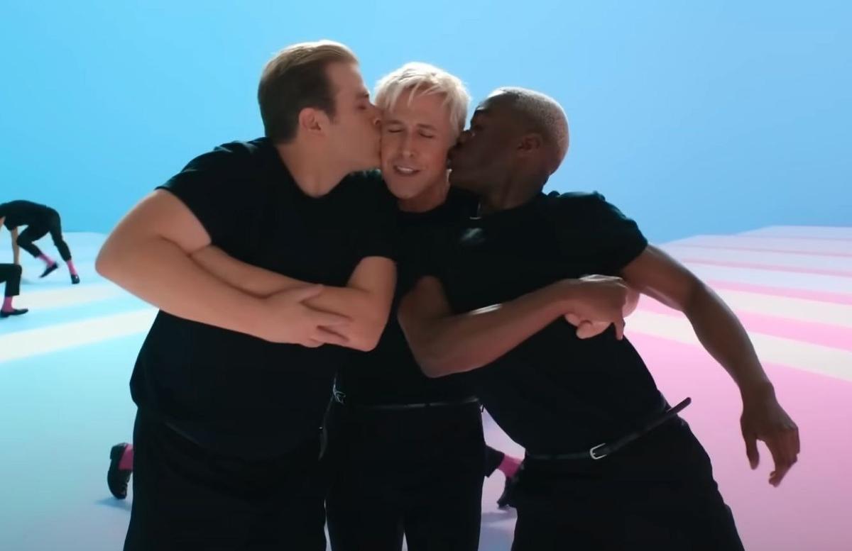 В российских кинотеатрах блюрили «Барби» — эпизод, где Гослинга целуют мужчины в щеки во время танца под песню I’m Just Ken. Скриншот из видео