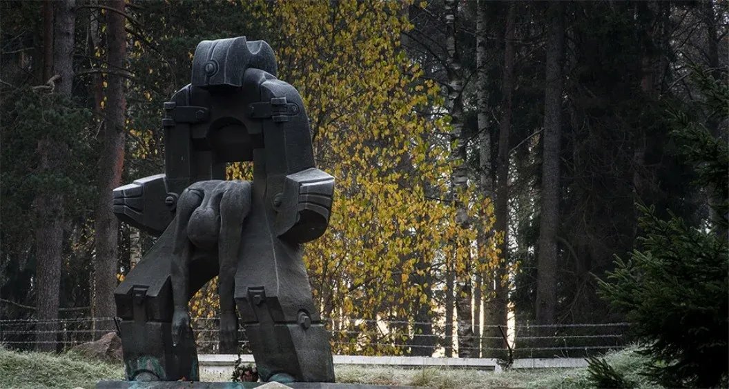 Памятник «Молох тоталитаризма» рядом с Левашовой пустошью. Фото: дзен-канал «Мемориал»