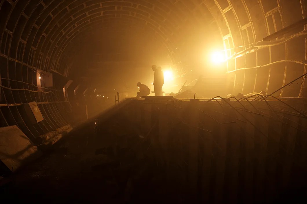 Строительство метро идёт постоянно, без перерывов и выходных, рабочие трудятся посменно. Фото: Антон Карлинер, специально для «Новой»