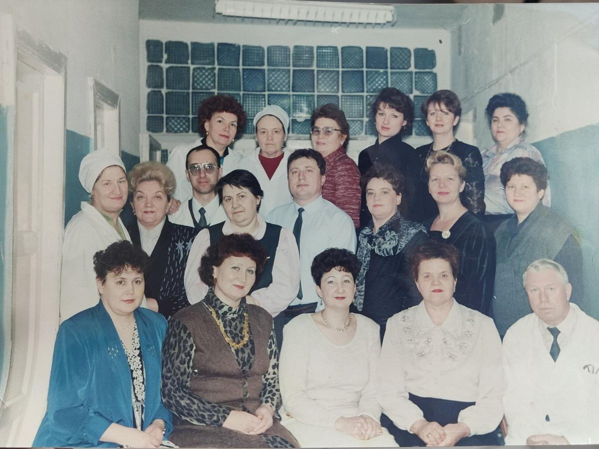Фотография коллектива Майнской районной больницы, 1997 год. Лиливанна в нижнем ряду, в центре