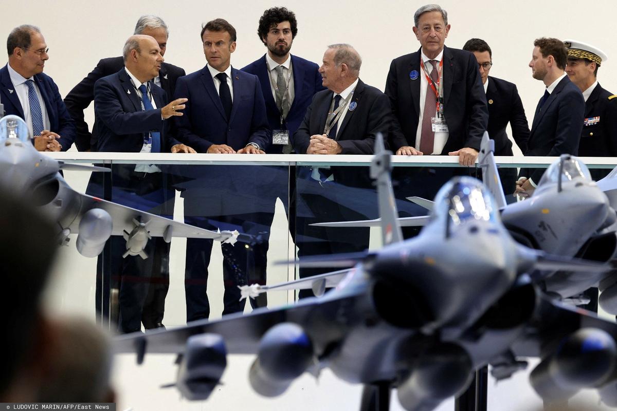Макрон беседует с генеральным директором Dassault Aviation Эриком Траппье (слева). Фото: LUDOVIC MARIN / AFP / East News