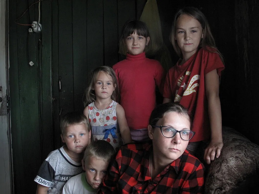 Анастасия Соколова с четырьмя родными детьми и соседским мальчиком. Фото: Никита Гирин / «Новая газета»