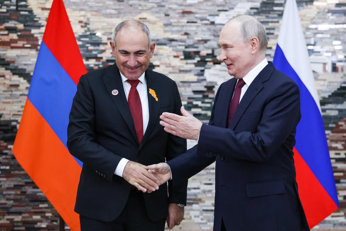 Владимир Путин и Никол Пашинян во время встречи в рамках саммита Шанхайской организации сотрудничества (ШОС). Фото: Петр Ковалев / ТАСС