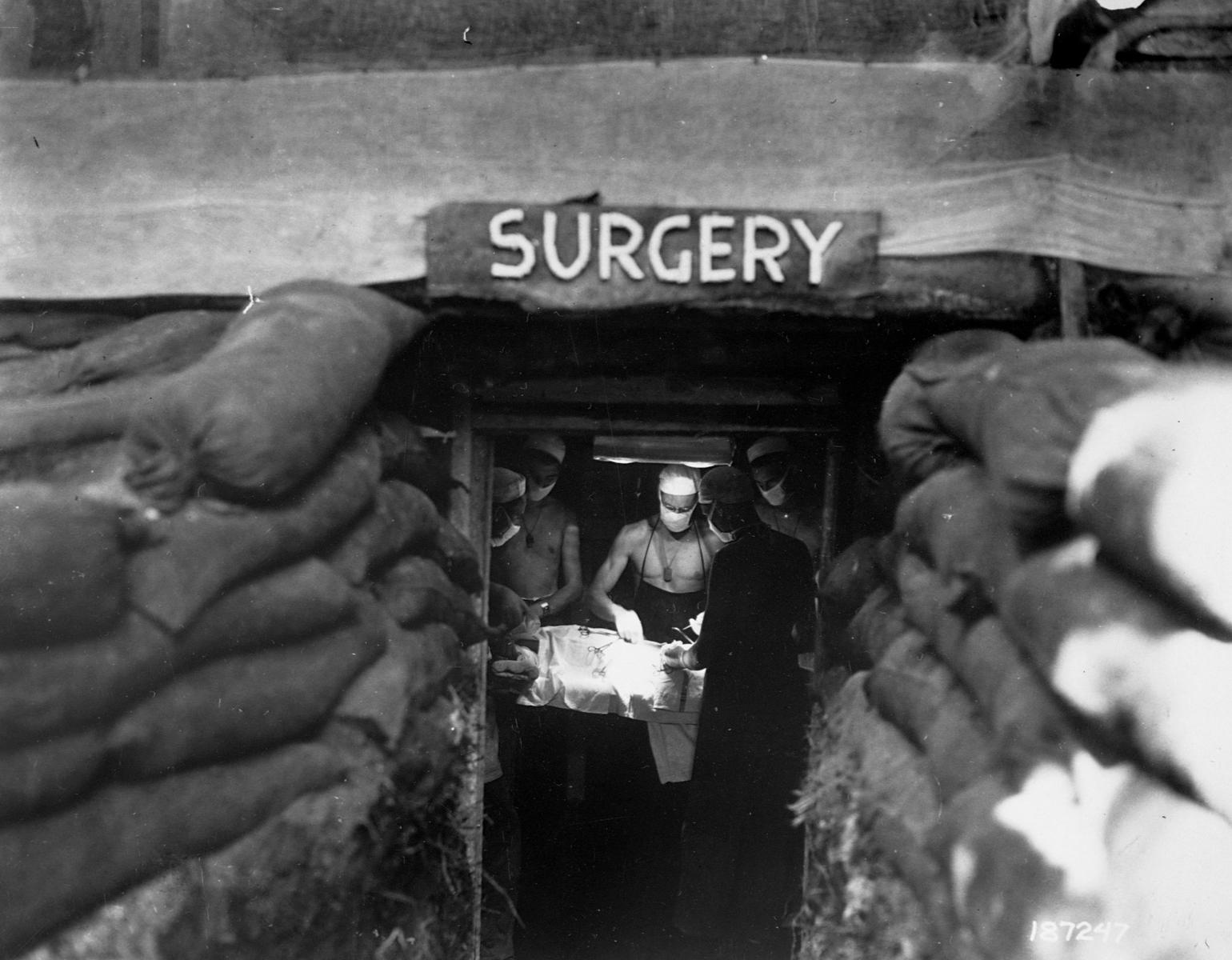 Вывеска на землянке: «Хирургия». Армейский врач оперирует американского солдата, раненного японским снайпером. Бугенвиль, Соломоновы острова, 1943 год. Фото: CORBIS / Corbis via GettyImages