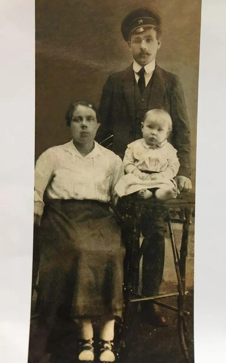 Романюк Яков с женой и сыном Борисом. Фото: из семейного архива