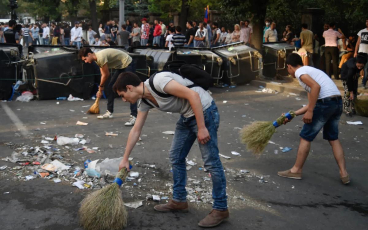 Людей на площадь вывела не закулиса, а электрическая сила