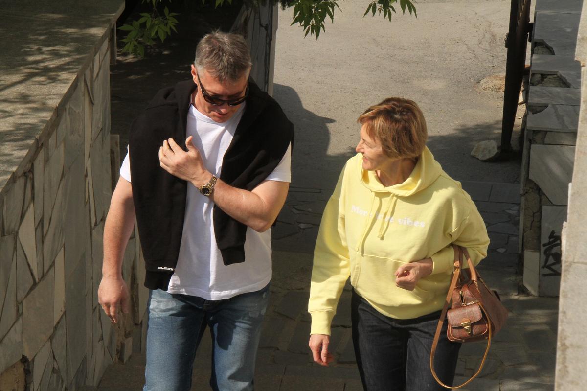 Евгений Ройзман со своей женой Юлией Крутеевой у здания суда. Фото: Мстислав Письменков