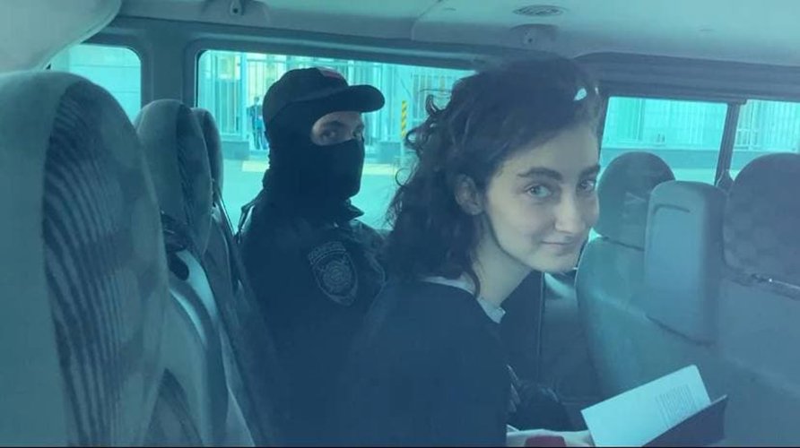 Алла Гутникова в машине с силовиком. Фото: [Автозак Live](https://t.me/avtozaklive/10359)