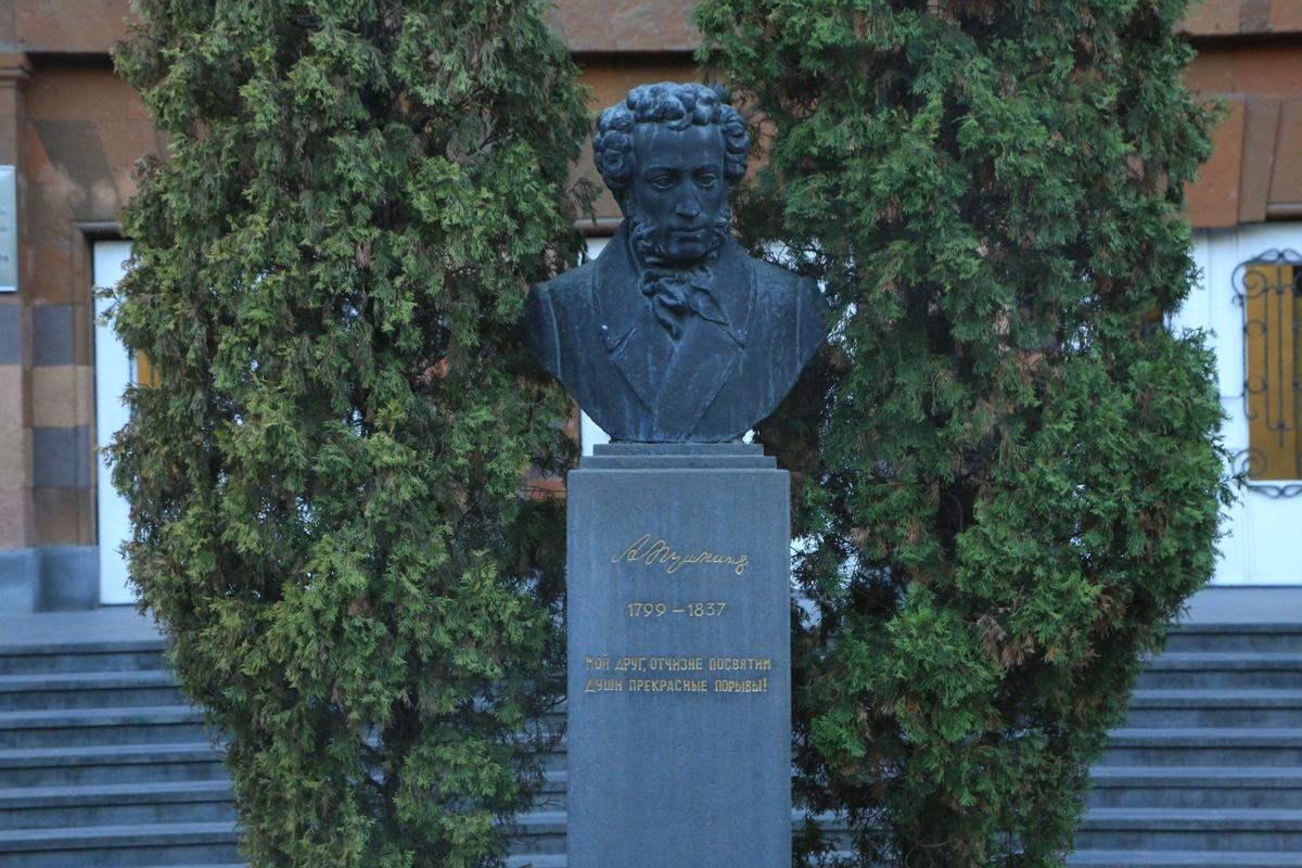 Бюст Пушкина перед школой его имени. Фото: Виген Ананян
