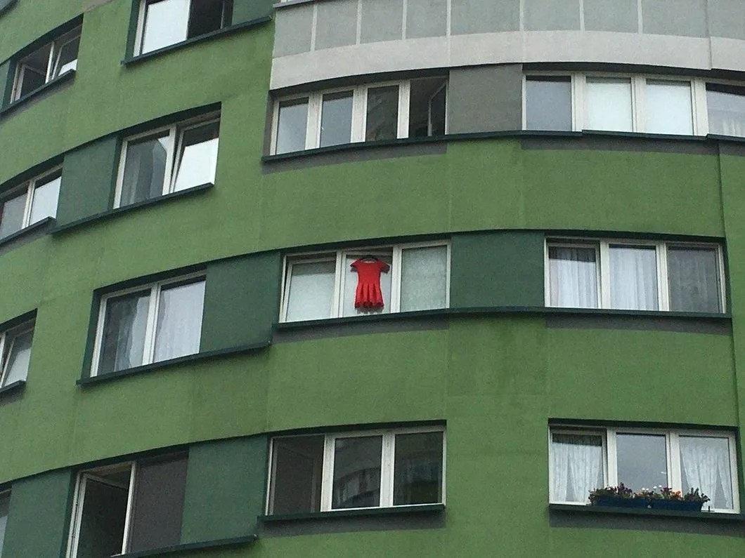 Платье вместо флага в окне жилого комплекса. Фото: Ирина Тумакова / «Новая»
