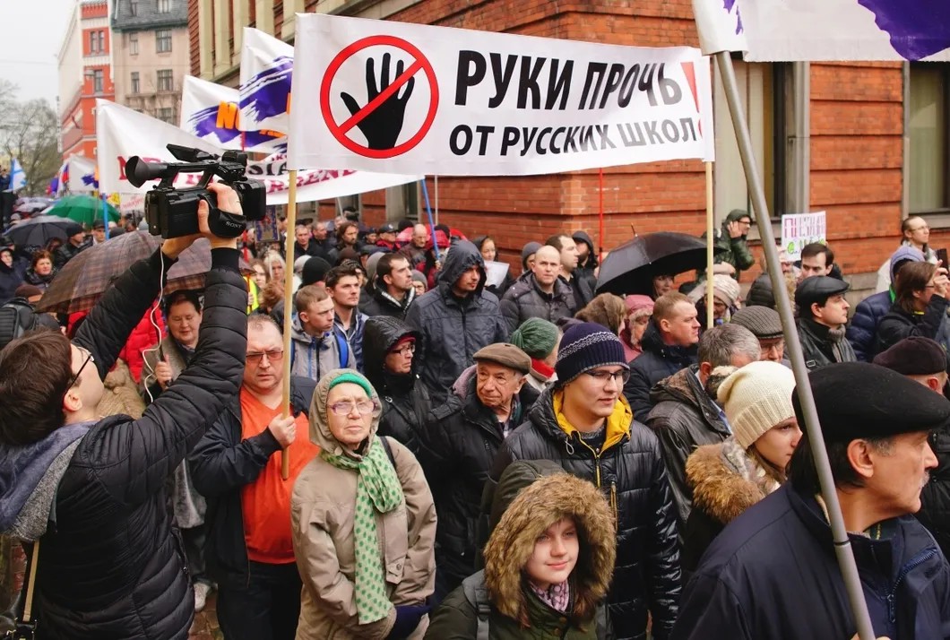 Латвия, пртесты против реформы обязывающей переходить на латышский. Фото: Диана Спиридовска / ТАСС