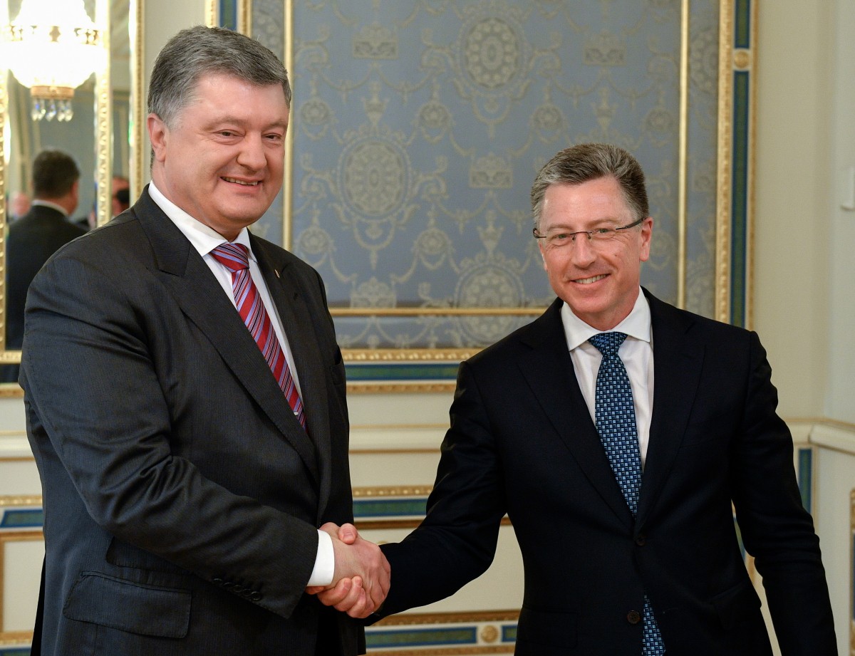 Петр Порошенко, тогда еще президент, и спецпредставитель США по Украине Курт Волкер. Фото: EPA