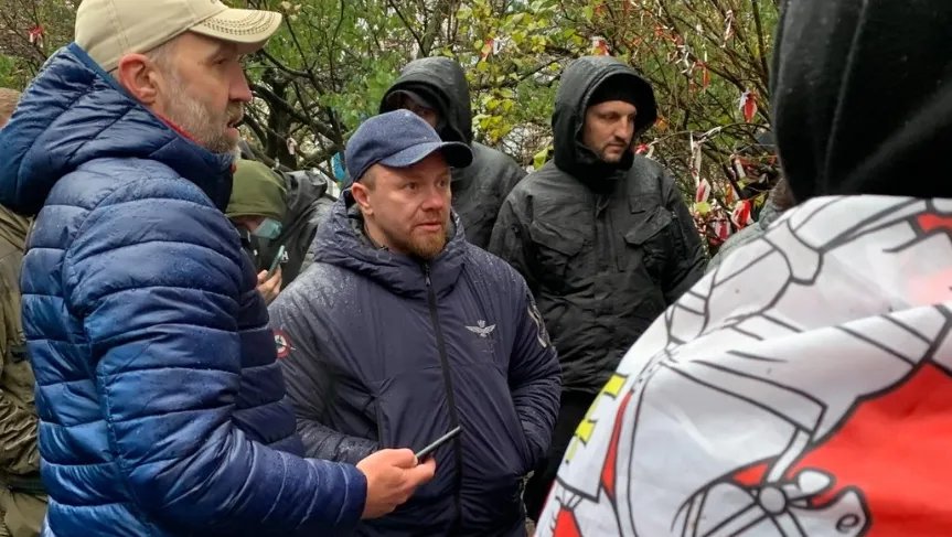 «Боцман»-Малюта» Сергей Коротких в центре возле пикета «Вахты Света». Фото: Ольга Мусафирова / «Новая газета»