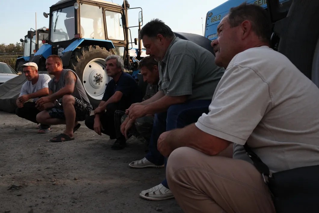 Оставшиеся на свободе участники протеста. Полиция по-прежнему блокирует их тракторы. Фото: Анна Артемьева / «Новая газета»