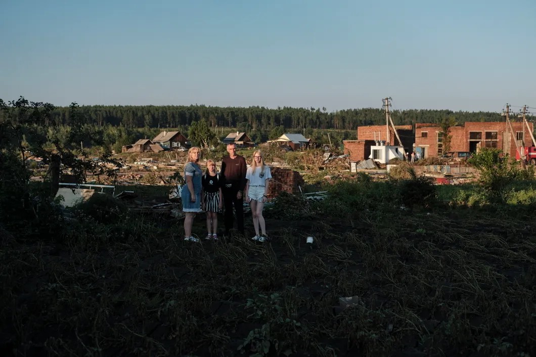 Семья Скнарь, пострадавшая от наводнения. Фото: Антон Карлинер, специально для «Новой»