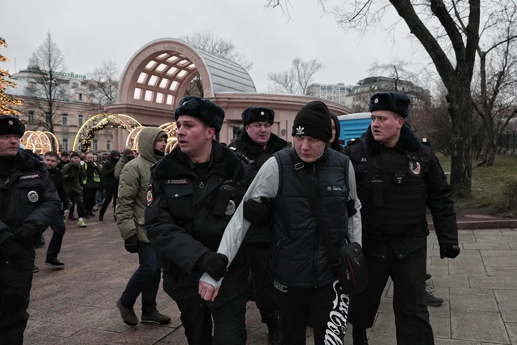 Задержание у Кропоткинской. Всего было задержано как минимум 10 человек. Фото: Влад Докшин / «Новая газета»