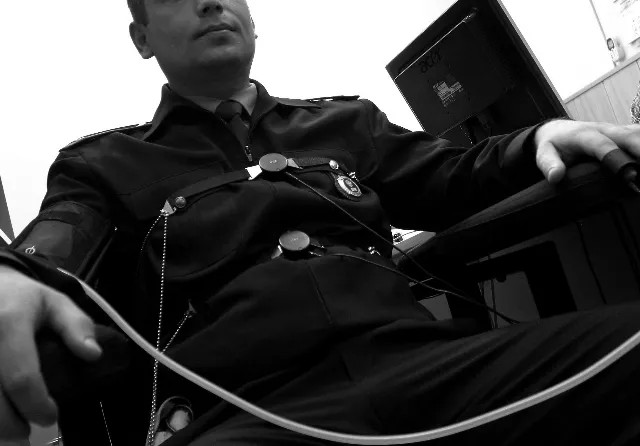 Сотрудник правоохранительных органов проходит проверку на полиграфе. Фото: РИА Новости