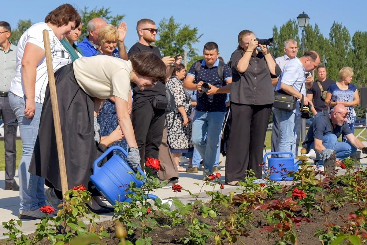Курск. Высадка аллеи роз в паре «Патриот» на мемориальном комплексе «Курская дуга» в память о мирных жителях, которые погибли в результате вторжения Вооруженных сил Украины (ВСУ) в регион. Фото: Татьяна Симоненкова / ТАСС