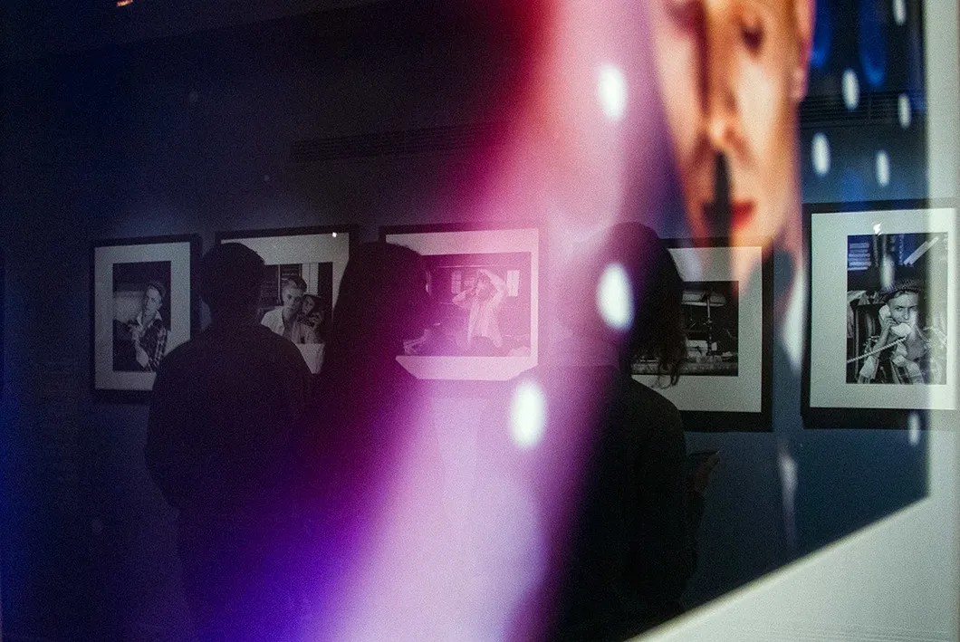 Выставка «Дэвид Боуи. Человек, который упал на Землю» в Центре фотографии Братьев Люмьер. Фото: Светлана Виданова, для «Новой»