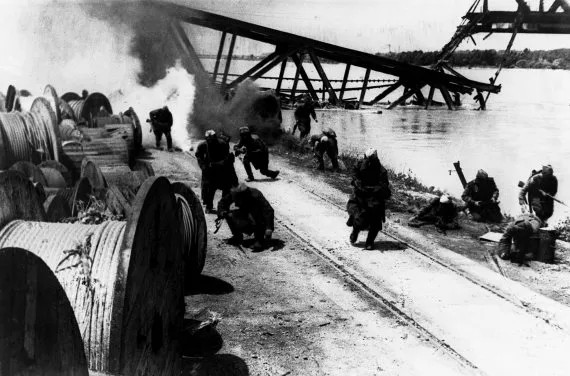Бой за дунайский мост. 1945 год. Вольф ГАЛЬПЕРИН / Фотохроника ТАСС