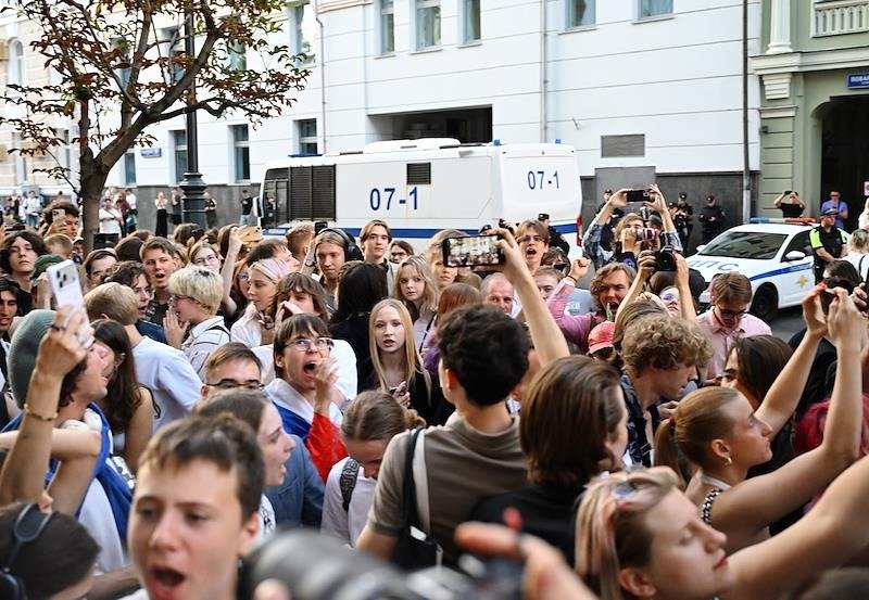 Молодые люди, собравшиеся у здания Верховного суда, чтобы поддержать партию «Яблоко». Фото: Ирина Бужор / Коммерсантъ