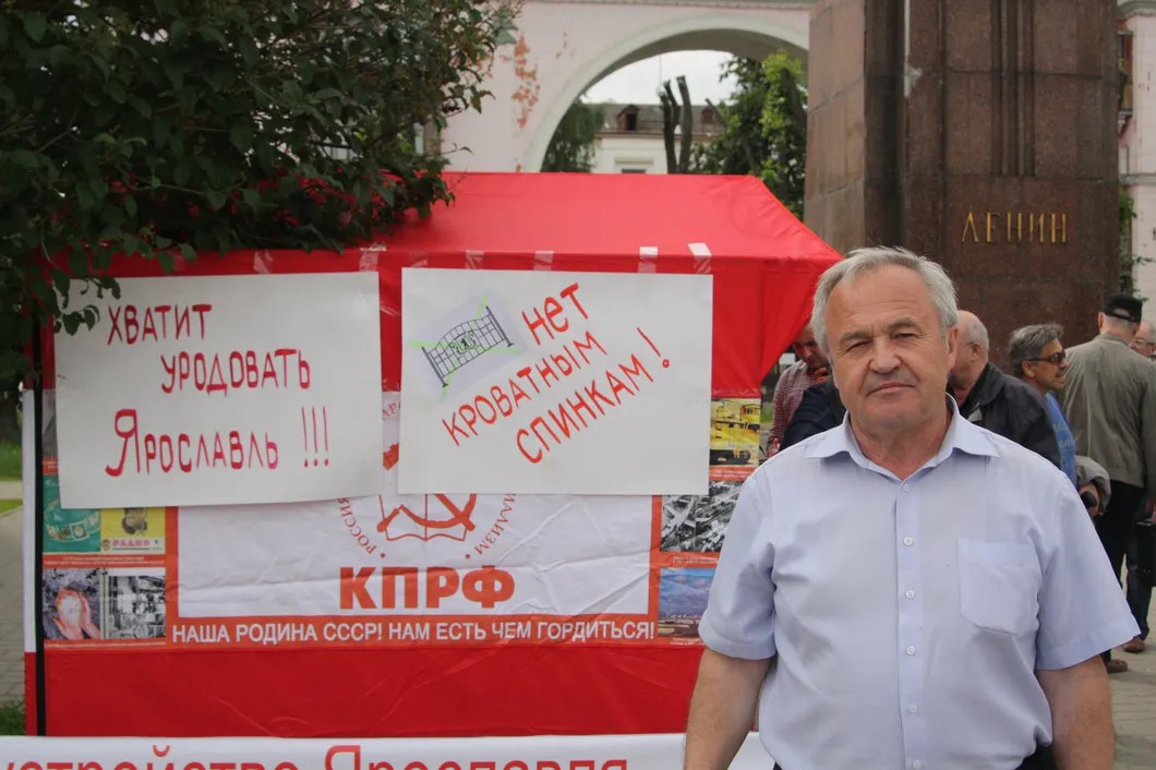 Александр Воробьев у пикета КПРФ против замены чугунных решеток