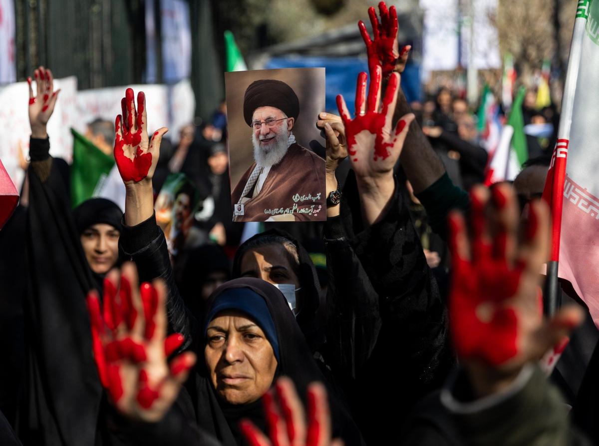 Сторонники правительства Ирана поднимают руки, окрашенные в красный цвет, в символическом жесте, демонстрирующем преданность новому лидеру. Фото: Sipa USA / ТАСС