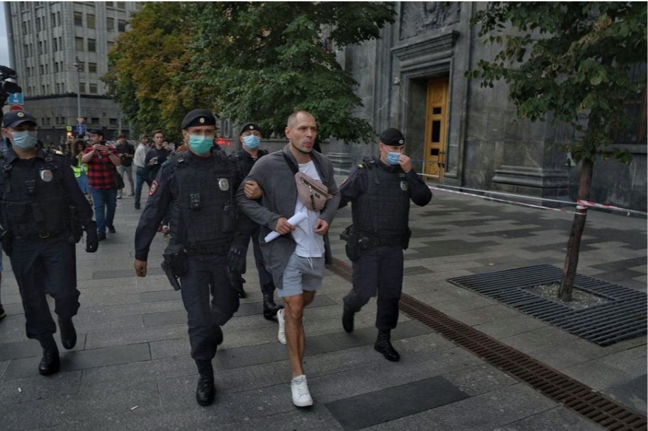 Васюнин был задержан, как только раскрыл плакат. Фото: Виктория Одиссонова / «Новая газета»