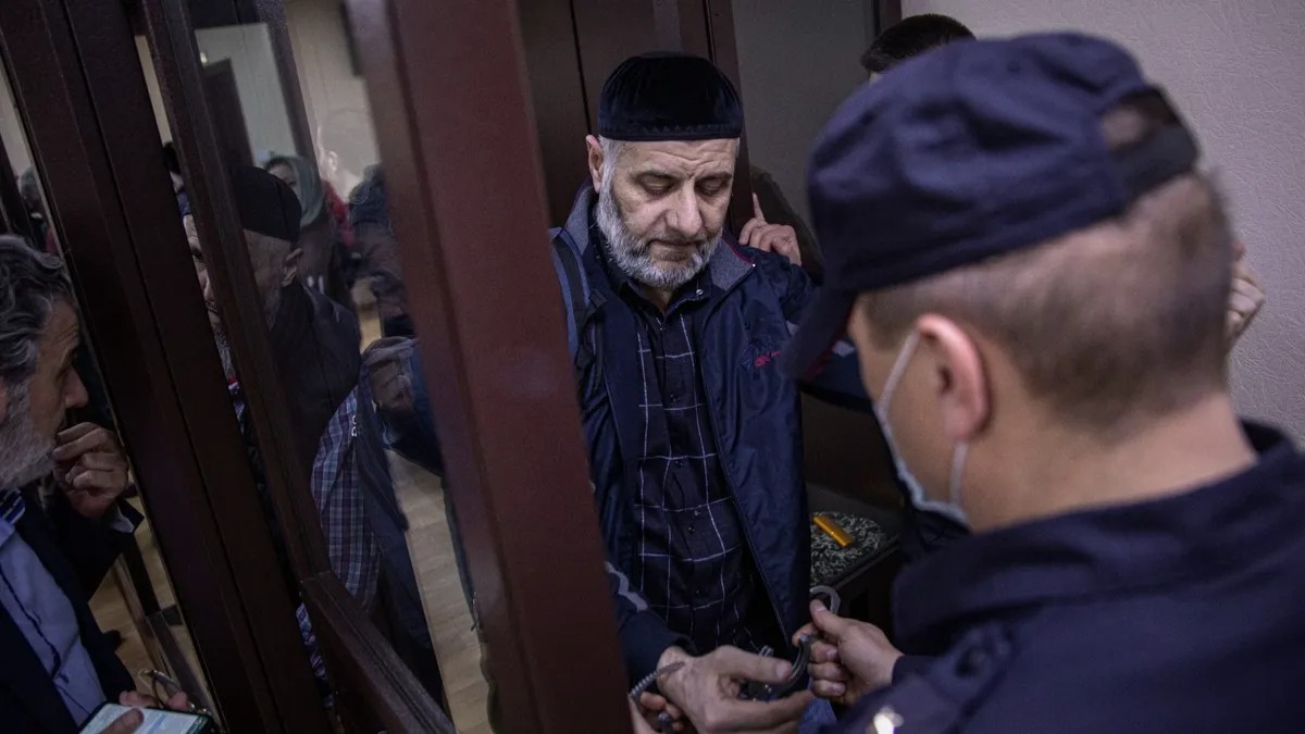 Barakh Chemurziev in the courtroom. Photo: Vlad Dokshin / "Novaya Gazeta"