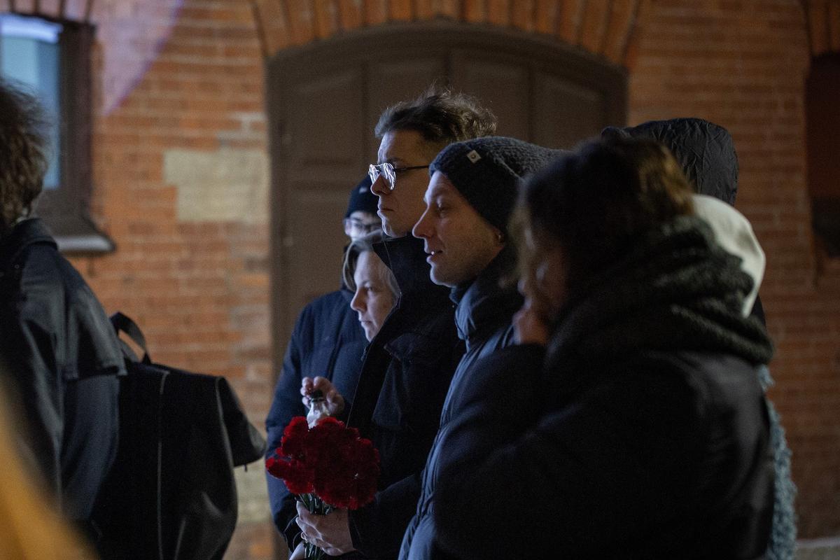 Скорбящие у стихийного мемориала. Фото: Алексей Душутин / «Новая газета»