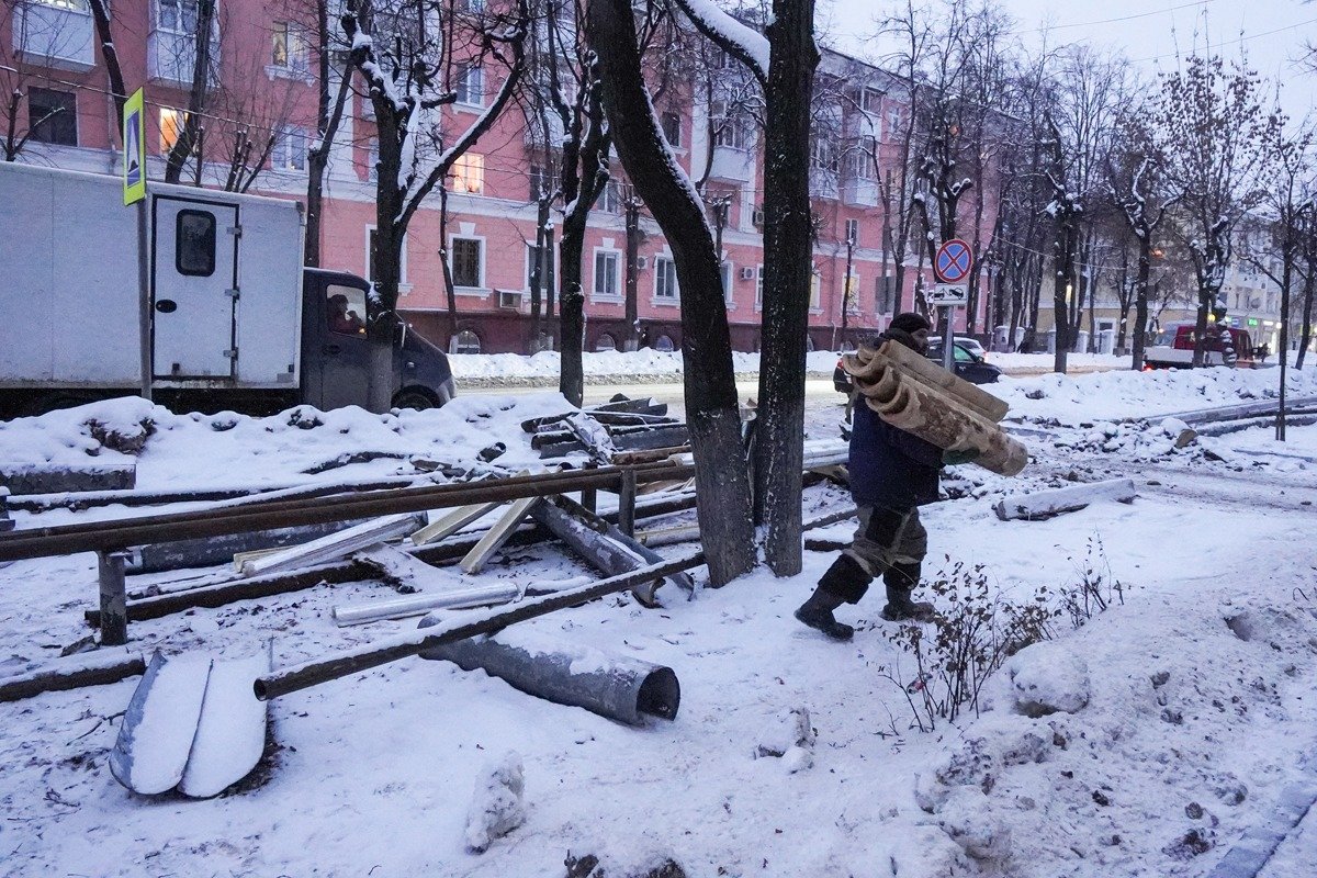 Рабочие экстренно перекладывают трубы отопления. Фото: Анастасия Цицинова / «Новая газета»