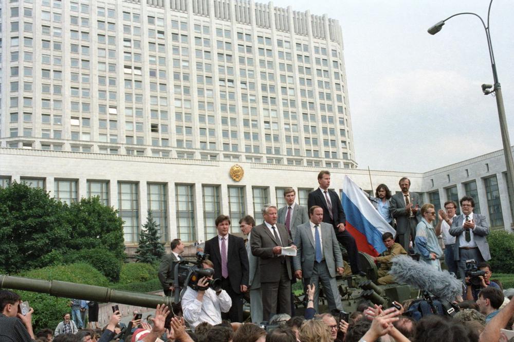 Август 1991 года. Борис Ельцин с башни танка обращается к народу. Фото: Валентин Кузьмин и Александр Чумичев / ТАСС