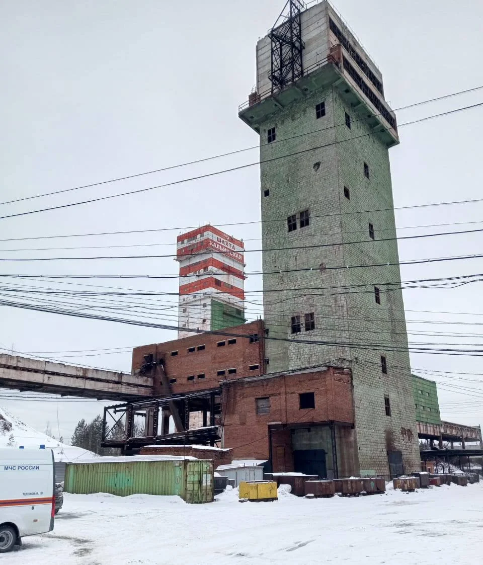 Под землей. В Североуральске (Свердловская область) на шахте «Кальинская»  двое рабочих оказались заблокированы из-за обрушения горных пород. Один из  них погиб — Новая газета