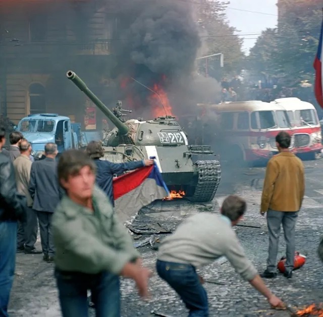 1968 год, Прага. Чехи бросают «коктейли Молотова» в советские танки. Фото: Reuters