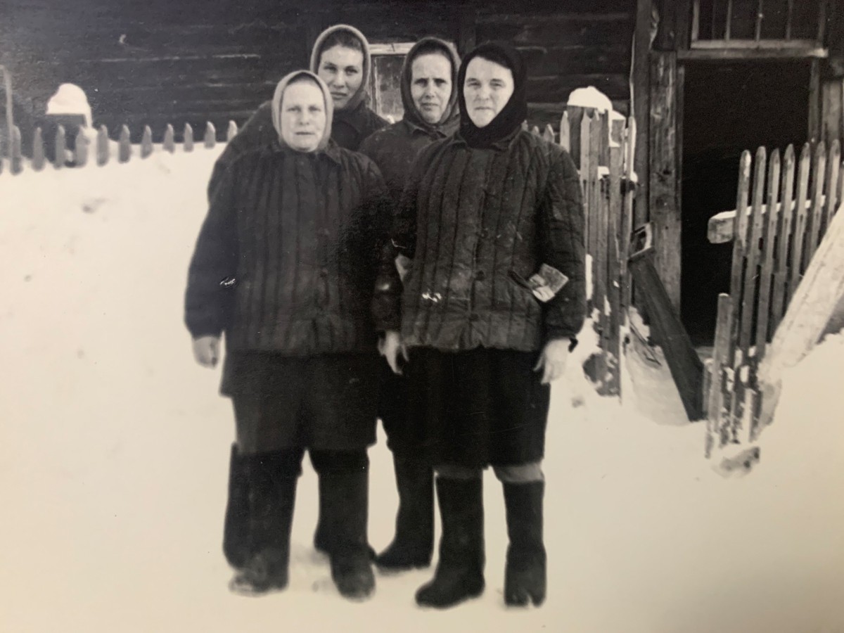 Трудармейцы в Усольлаге. Фрида Келлер — крайняя слева. Фото из семейного архива