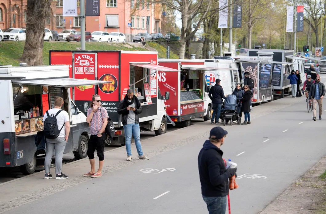 В Стокгольме исправно работают и фургончики со стрит-фудом. Фото: EPA
